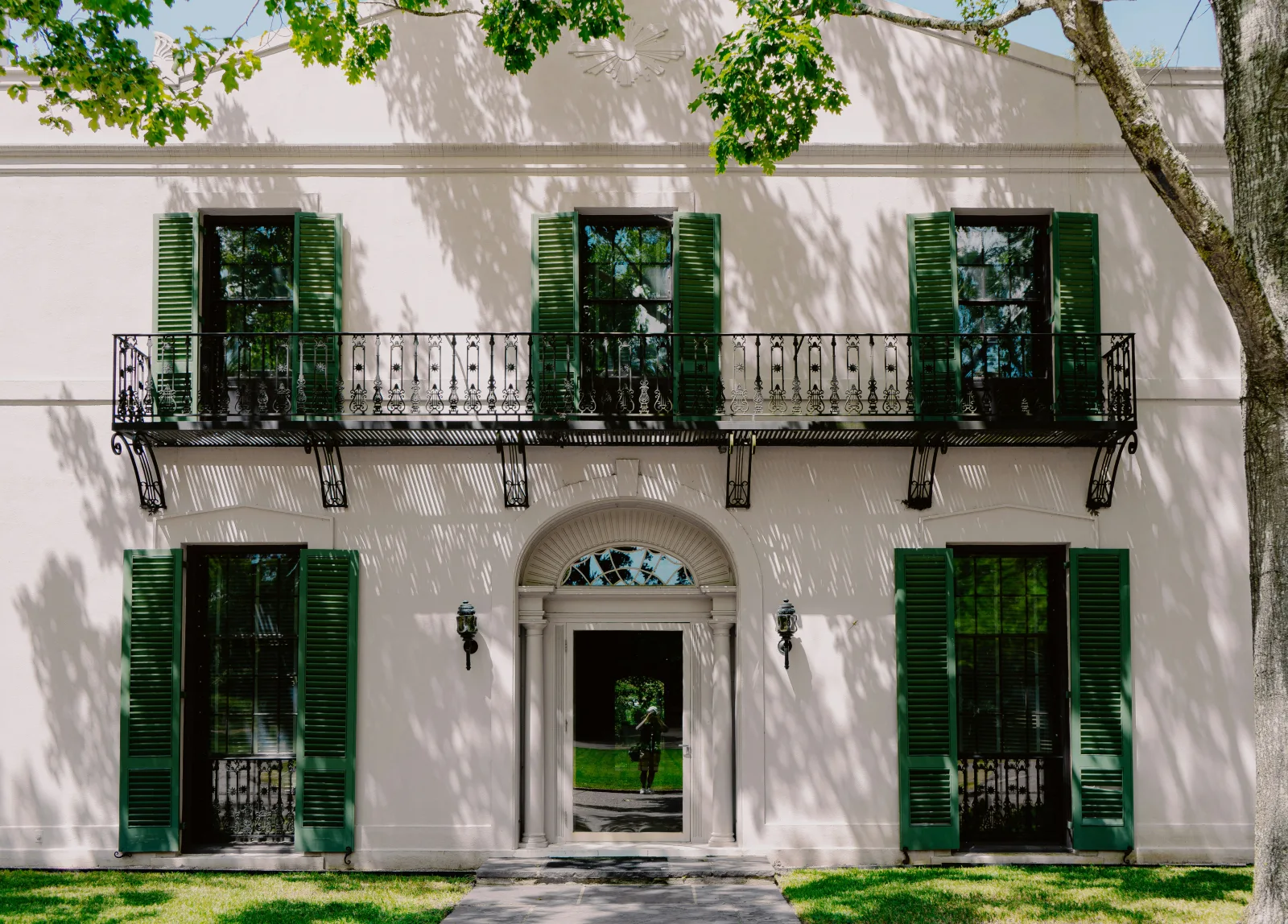 Houston Memorial Villages or Heights renovated SFR with mature landscape