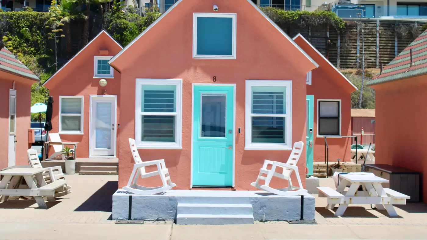 Beach cottage rentals with rocking chairs, picnic tables and a paver patio